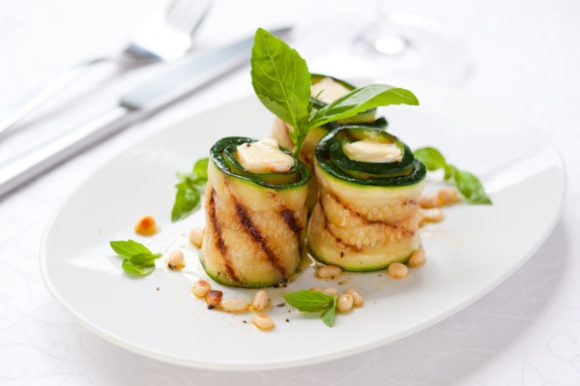 Roll di zucchine con formaggio fresco e basilico