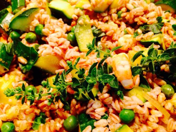 Farro con gamberi, piselli e zucchine