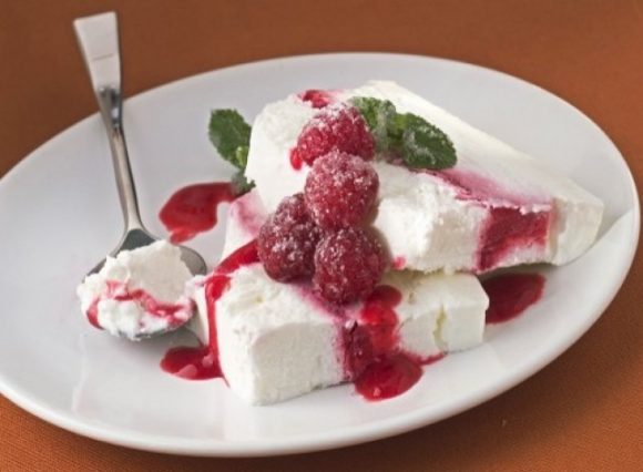 Semifreddo allo yogurt con lamponi