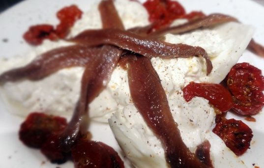 burrata con alici e pomodorini