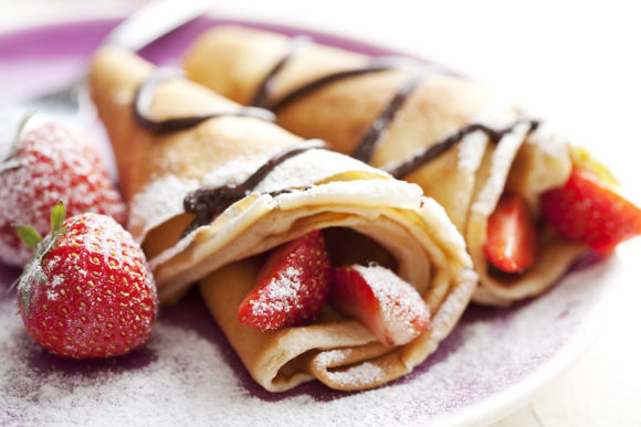 Crepes farcite con macedonia di frutta fresca