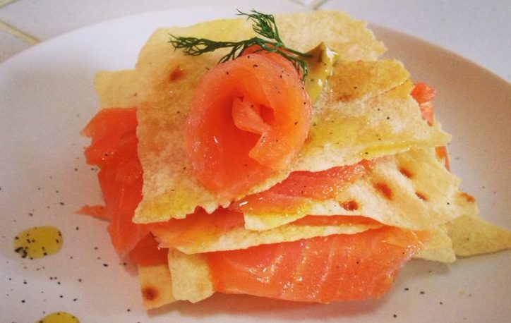 millefoglie pane carasau con salmone e brie