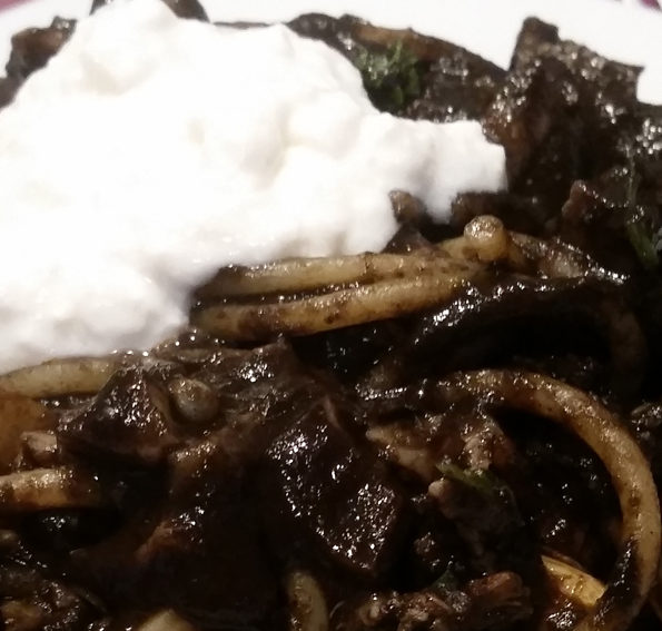 spaghetti al nero di seppia con ricotta