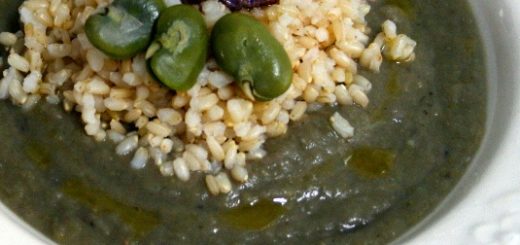 riso integrale con vellutata verde e chips di patate viola