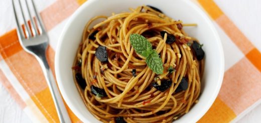 spaghetti integrali all'aglio nero